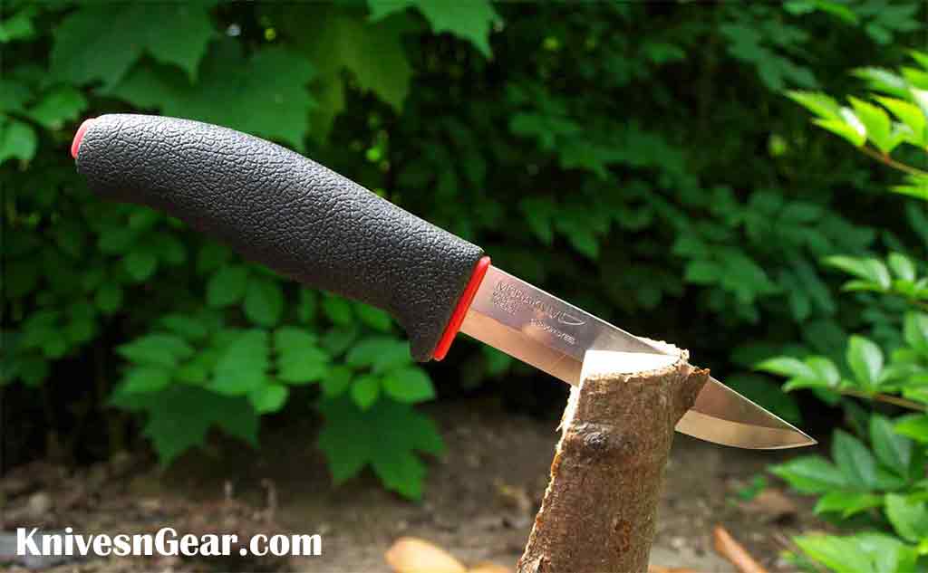 batoning wood with edc knife