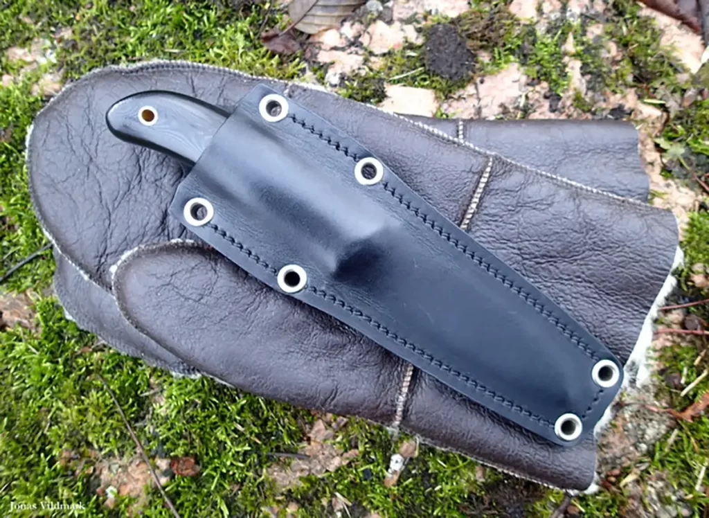 The sheath is kind of involved to wear horizontally, but it will sit secure once you get it on.